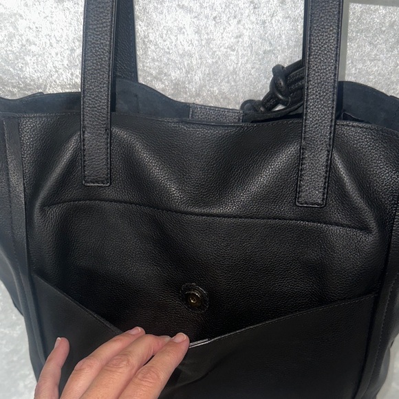 Elegant Black Tote Bag - Picture 6 of 9